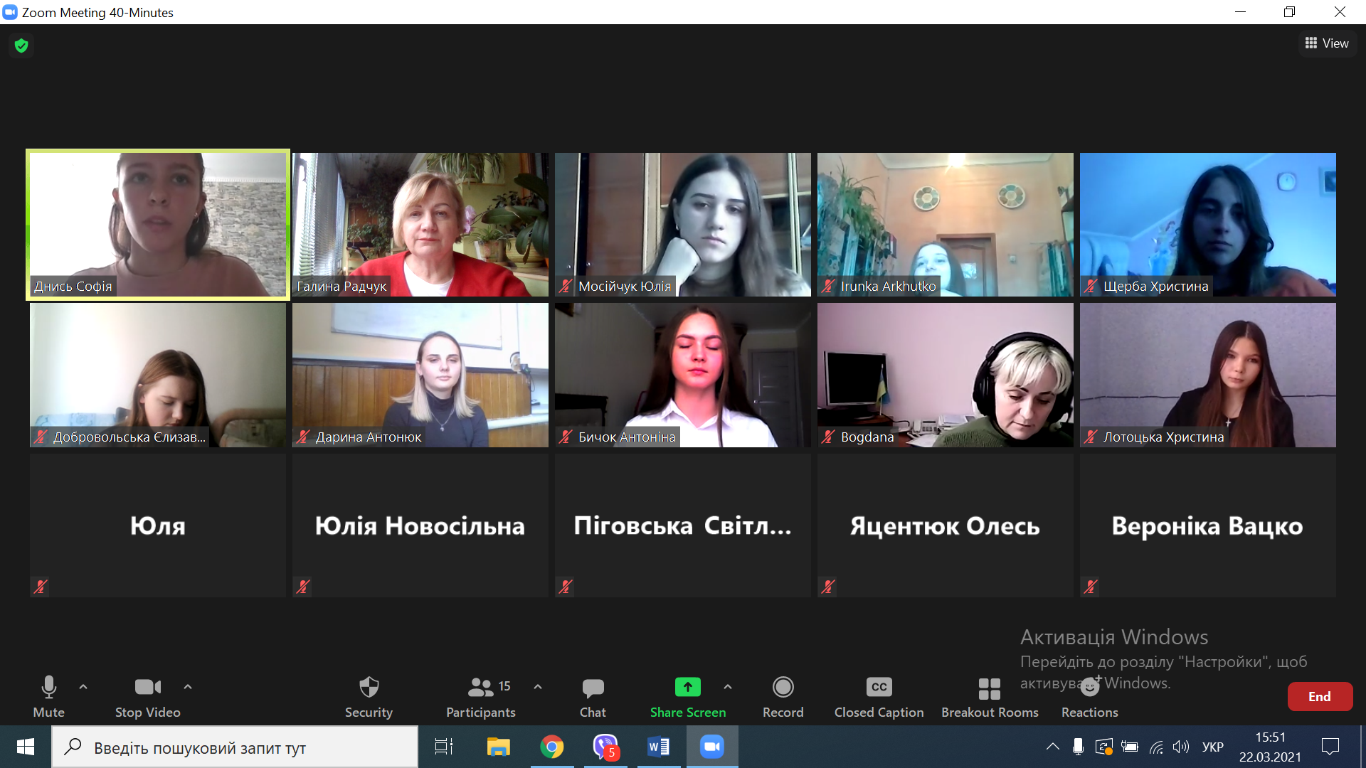 Слухачі активно обговорють дослдження під час наукової конференції